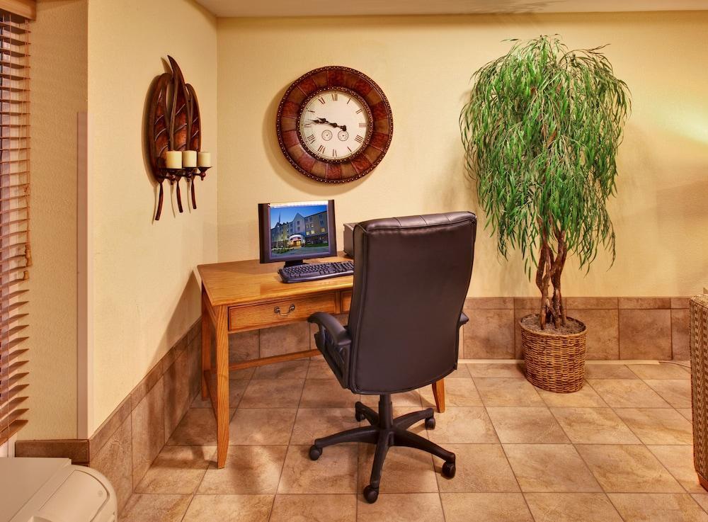 Candlewood Airport Hotel 2*